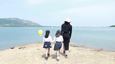 实拍母亲带着女儿走在湖边视频的预览图